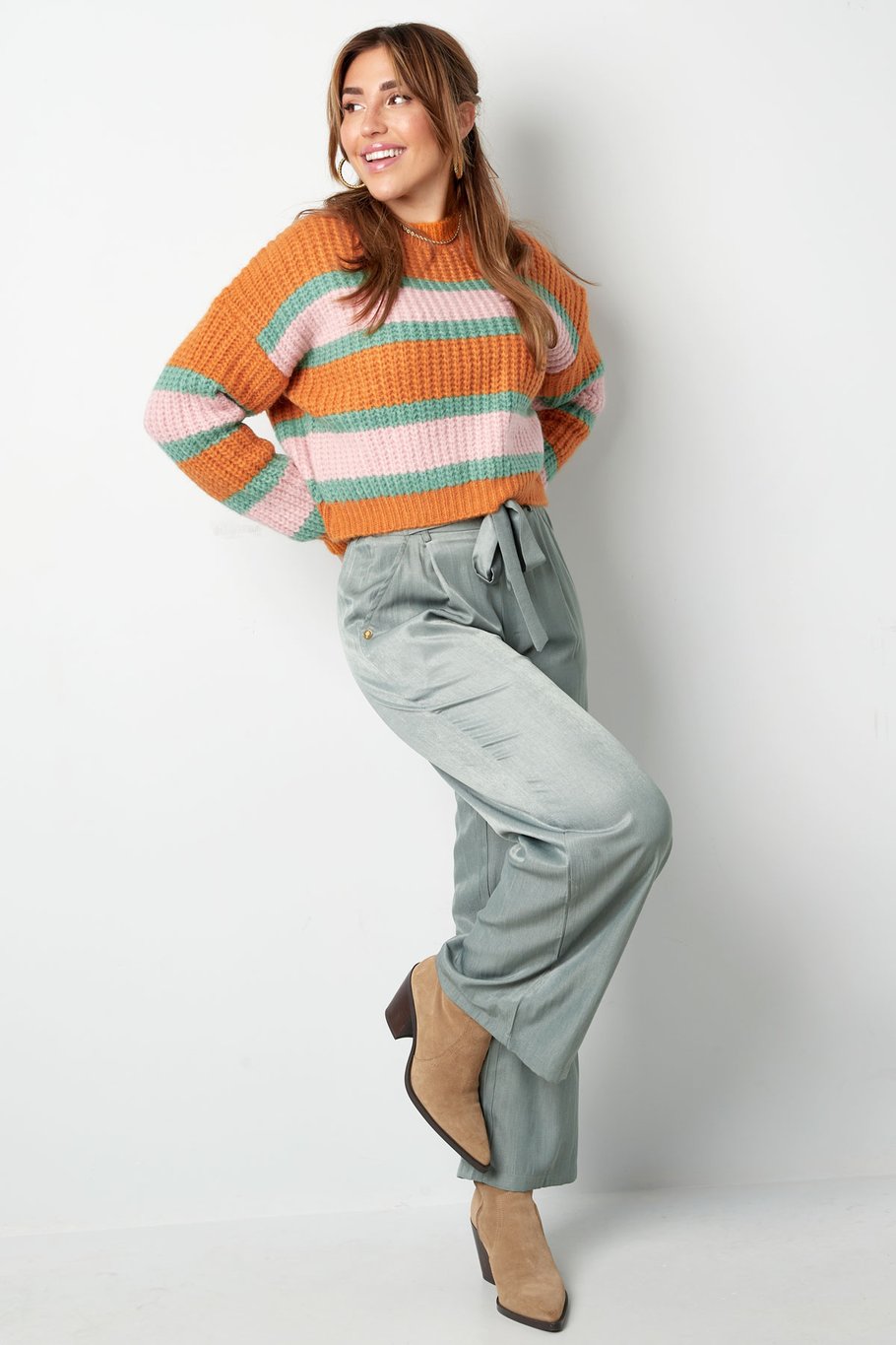 Gestrickter dreifarbiger Pullover mit Streifen – Orange-Rosa Bild4